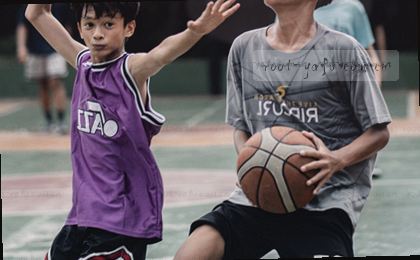 实时比分为2-1，记分牌上比分闪烁。